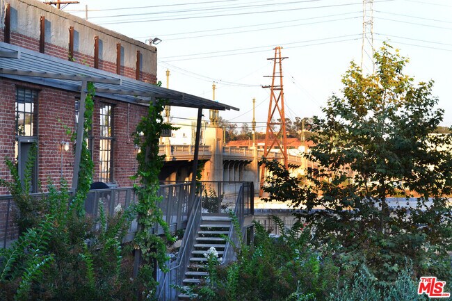 Building Photo - 712 S Santa Fe Ave