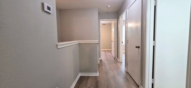 Building Photo - 3 Bedroom Townhome near Medical Center