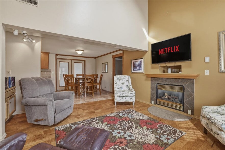 Building Photo - 925 S Haskett St