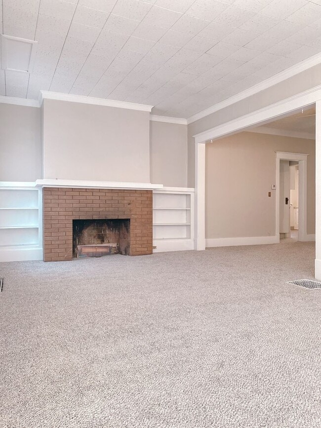 Building Photo - 2436 Laurel Ave N