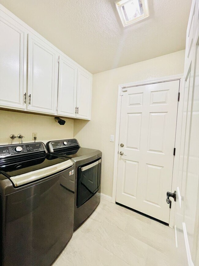 Building Photo - Beautiful 4 Bed 3 Bath + Huge Bonus Room A...
