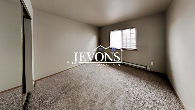 Building Photo - Beautiful duplex near I-823 with flexible ...