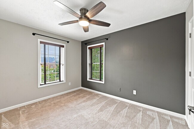 Building Photo - 353 Autumn Dr