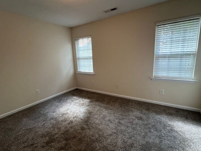 Building Photo - Nice 2 bedroom, 2.5 townhouse
