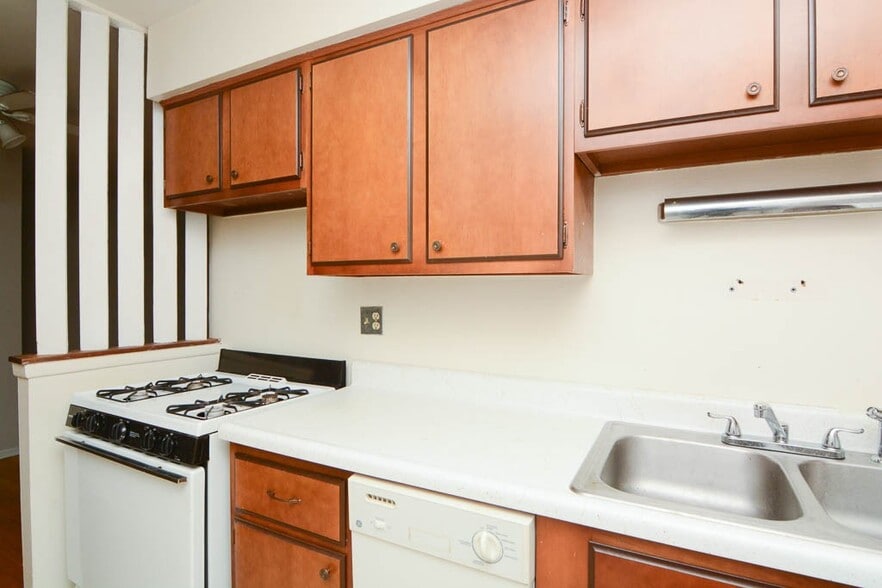 Building Photo - 675 W Wrightwood Ave