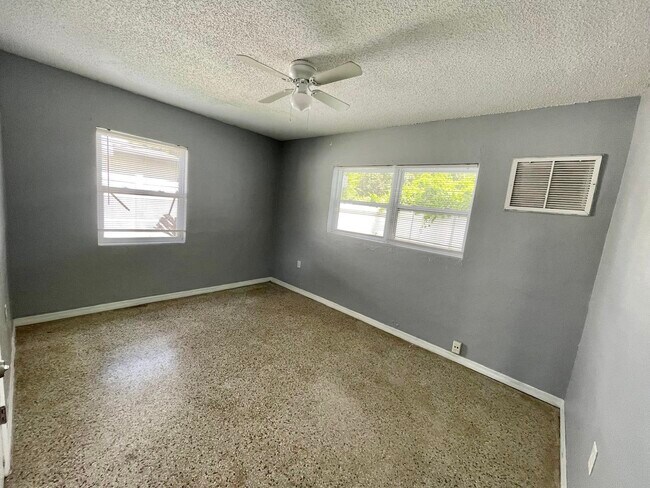 Building Photo - 4615 Edgewater Dr