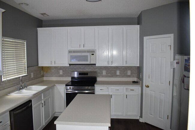 Building Photo - Beautiful Townhome