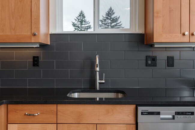 Building Photo - 5532 NE 31st Ave