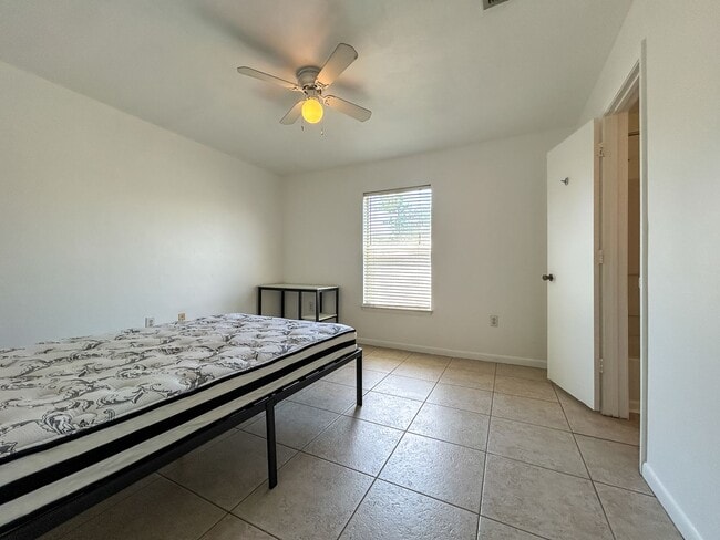 Building Photo - ROOM FOR RENT Charming 1/1 in University T...