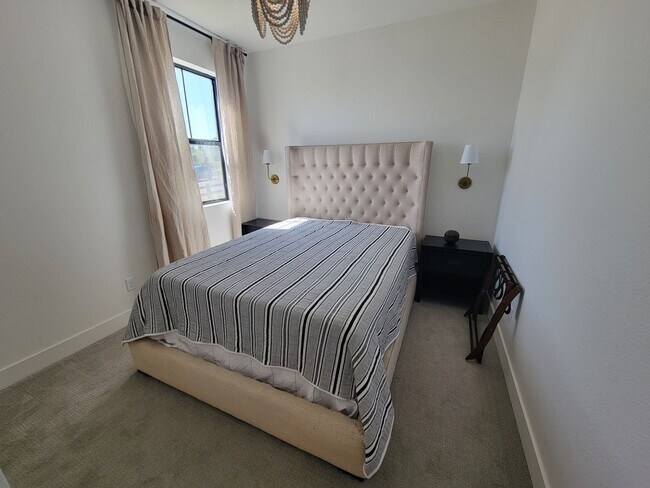 Building Photo - Stunning and spacious 4.5 bedroom, 3 bathroom home located in Morgan Hill