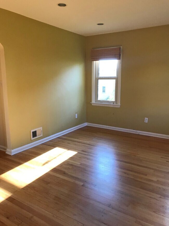 Building Photo - Comfortable house in prime location near the U of M Stadium!