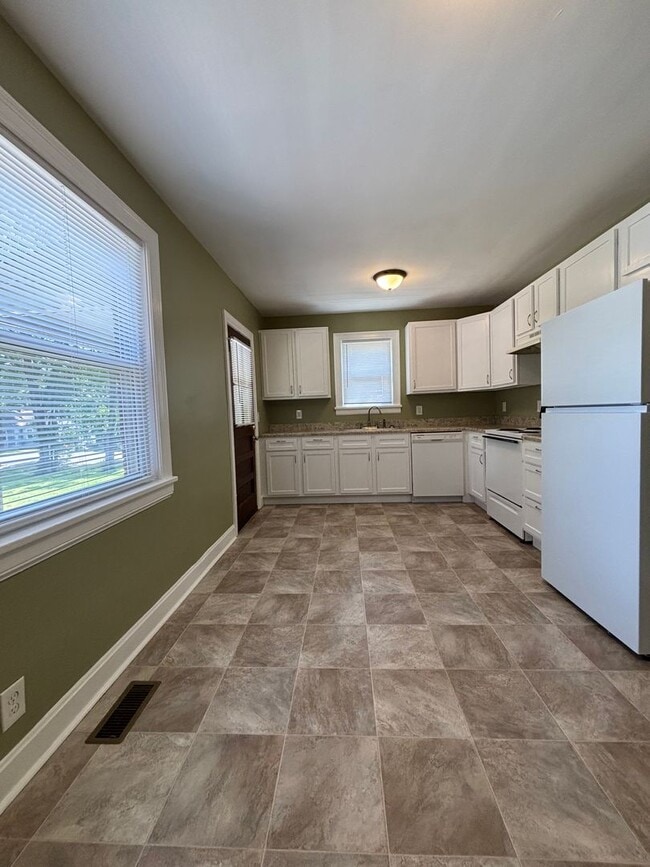 Building Photo - Beautiful Donelson Home!