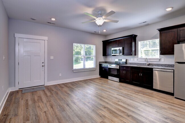 Building Photo - 224 Curry Dr