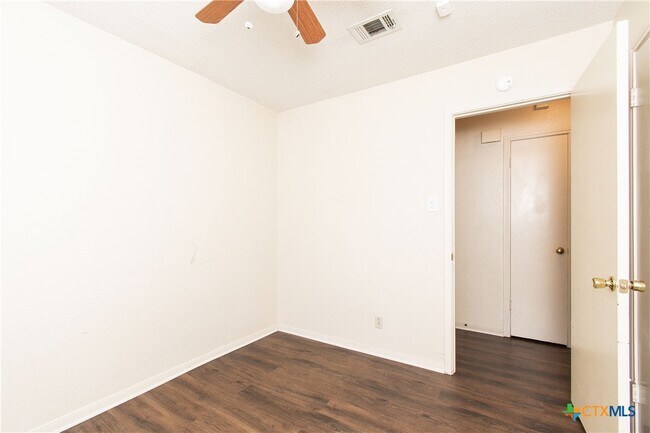 Building Photo - 2803 Willow Springs Rd