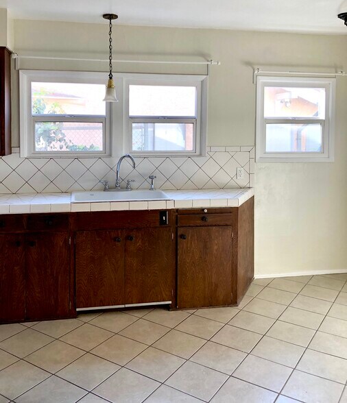 Tons of counter space - 1925 N Commonwealth Ave