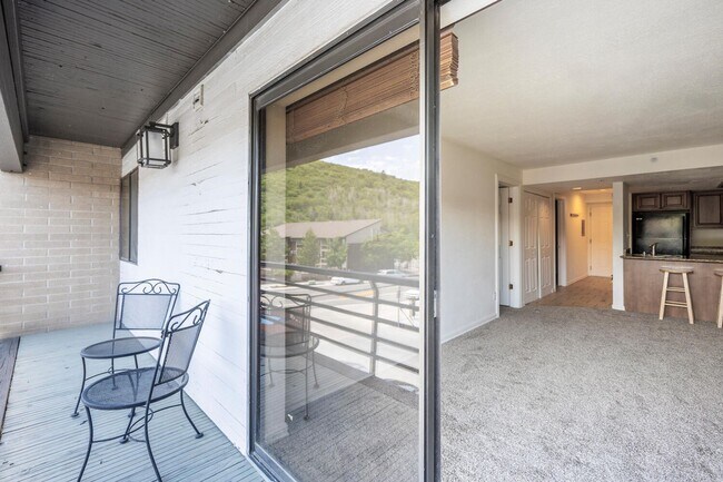 Building Photo - Conveniently Located Condo in Prospector S...