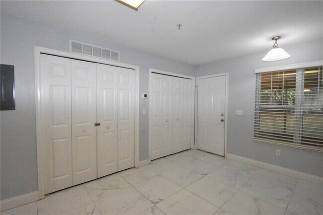 Building Photo - 4663 SW 48th Dr