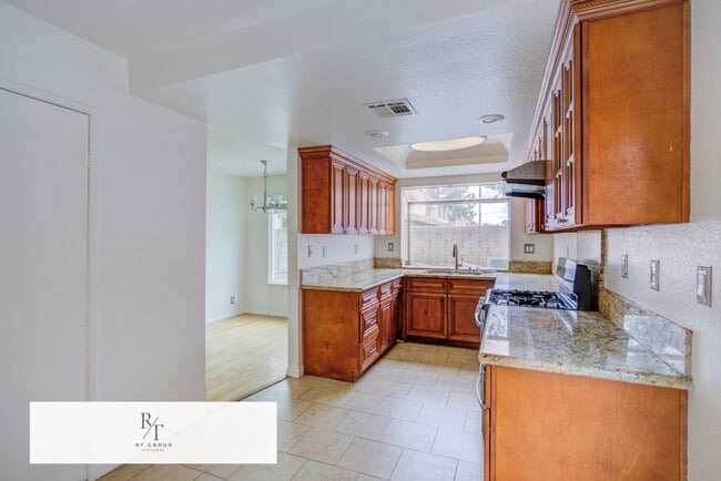 Building Photo - Freshly painted and featuring brand new 2nd-floor flooring 3 Bedrooms, 2.5 Bathroom in Baldwin Park