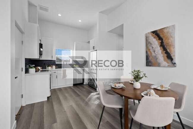 Building Photo - 1638 Elm Ave