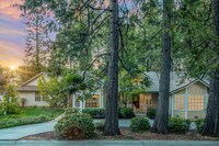 Building Photo - Spacious 3 Bedroom 2 Bathroom Home in Conv...