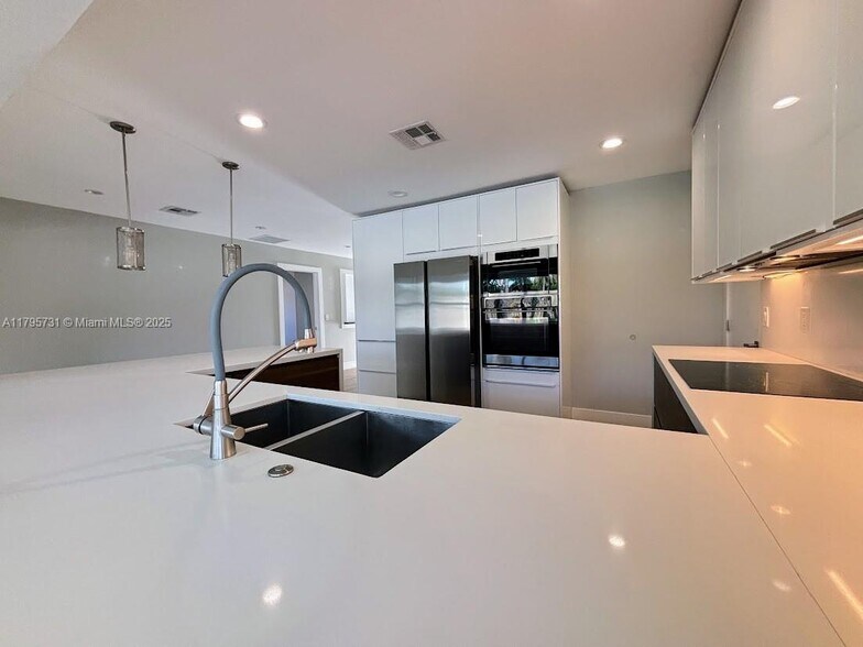 Building Photo - 401 S Highland Dr