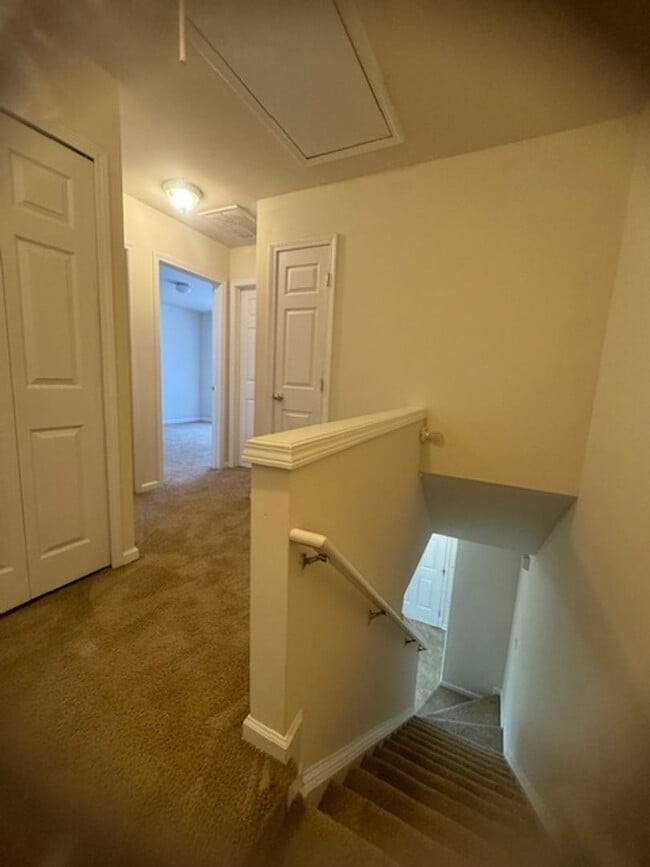 Building Photo - Blending Relaxation & Sophistication to Create the Ideal Place. Limited-Time Offer: Get 1 Month F...