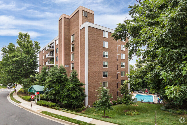 Building Photo - Pentagon Ridge