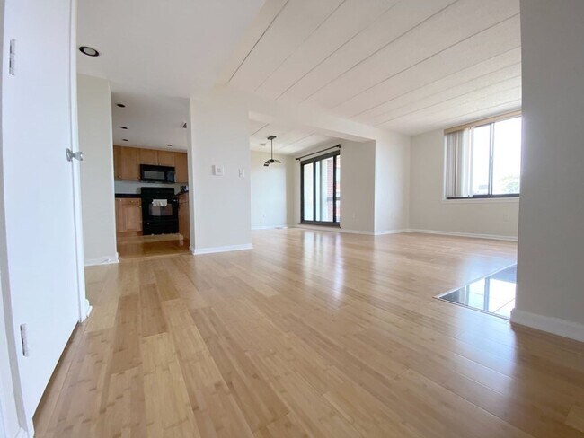 Building Photo - Charming 2 Bedroom- No Broker Fee