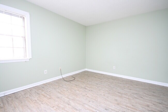 Building Photo - 115a Westscott Dr