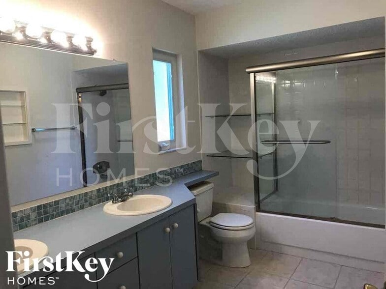 Building Photo - 833 Weeburn St