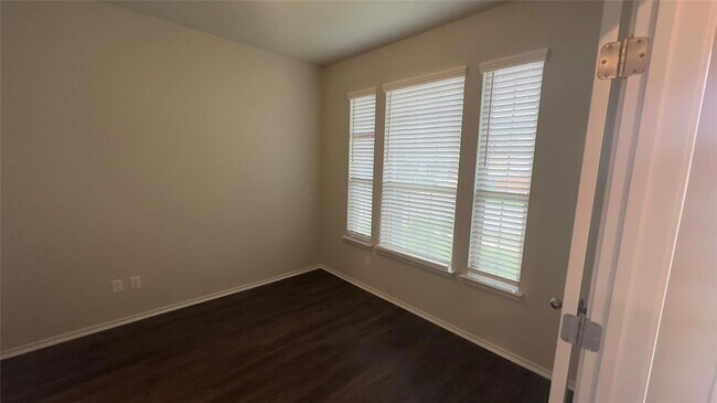 Building Photo - 129 Goldfinch Dr