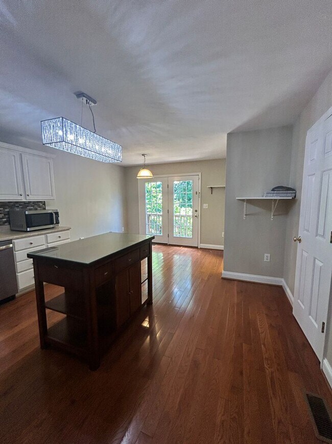 Building Photo - Like New Townhome in Old SW! Close to Cari...