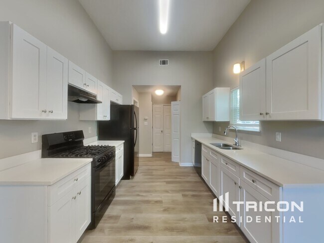 Building Photo - 5093 River Overlook Way