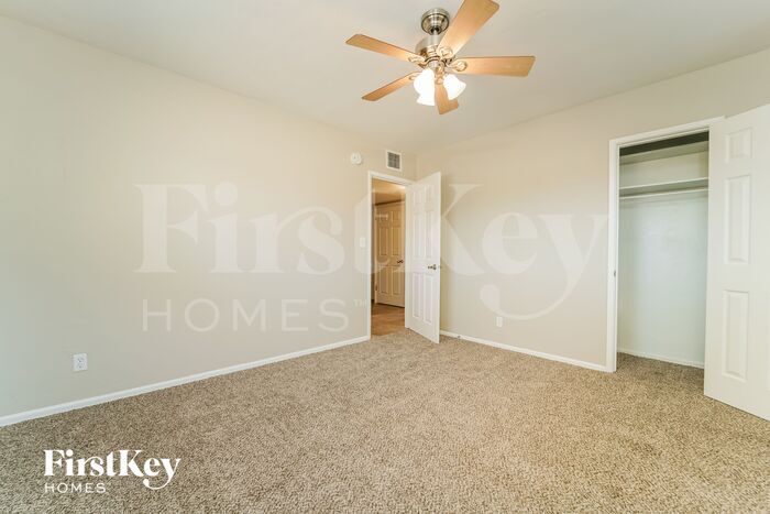 Building Photo - 518 S Lehigh Dr