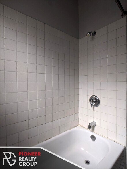 Building Photo - 953 W Cornelia Ave