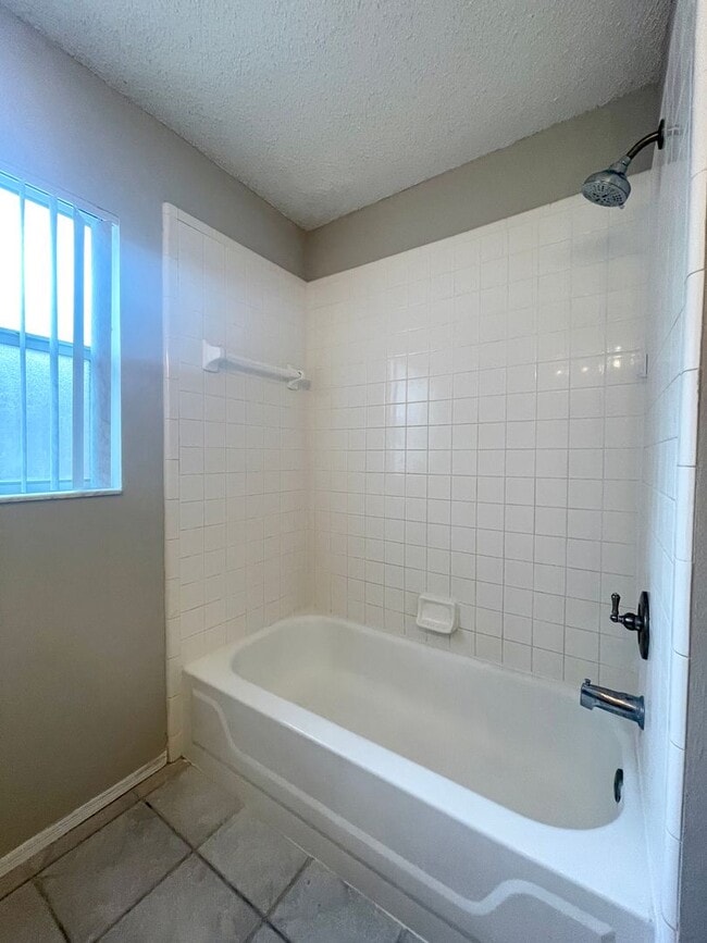 Building Photo - 3/2 ALAFAYA WOODS ADORABLE HOME in OVIEDO!