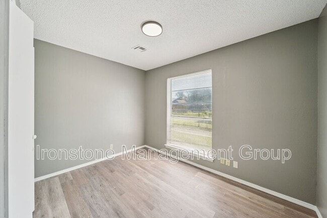 Building Photo - 8217 N 117th E Ave