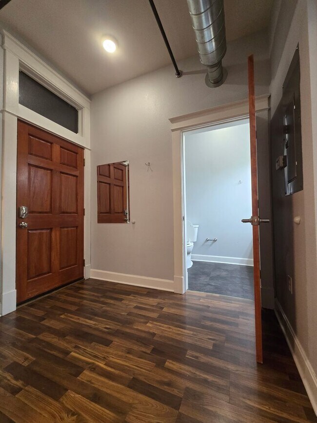 Building Photo - 302 W Commercial St