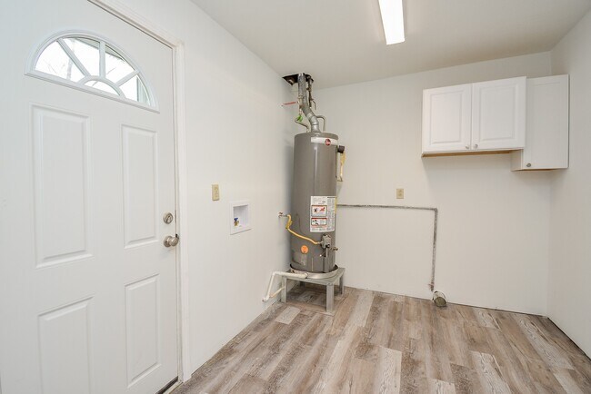 Building Photo - 6422 Sherwood Dr