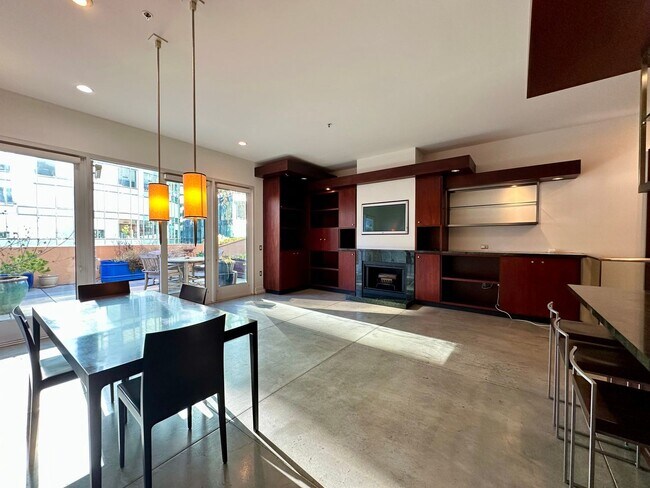 Building Photo - FURNISHED LUXURY TOP-FLOOR 2BR/2.5BA PENTH...