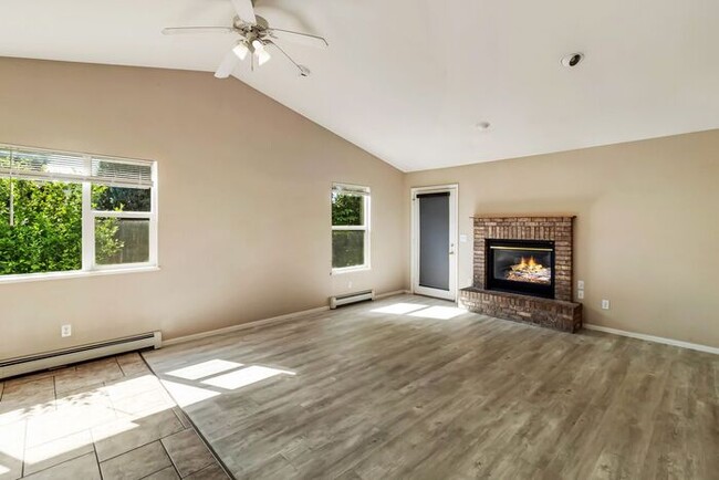 Building Photo - 3 bedroom home with fenced yard and garage...