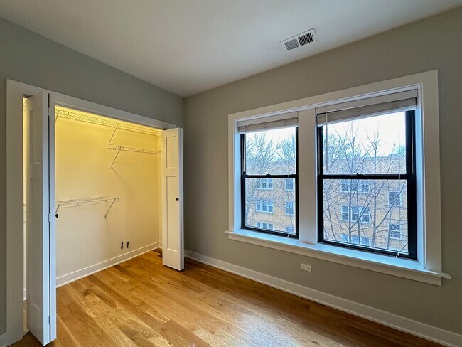 Building Photo - 2208 W Eastwood Ave