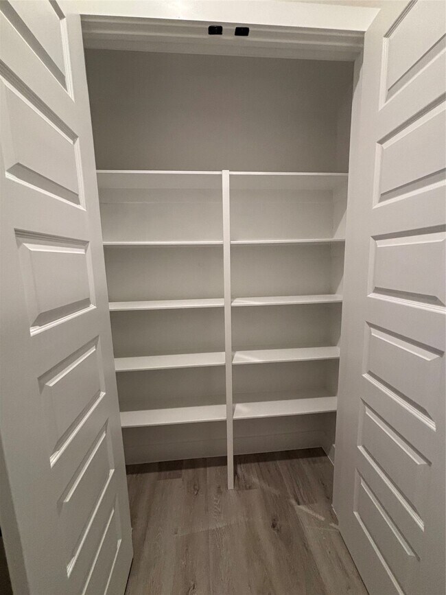 Building Photo - 108 E 44th St