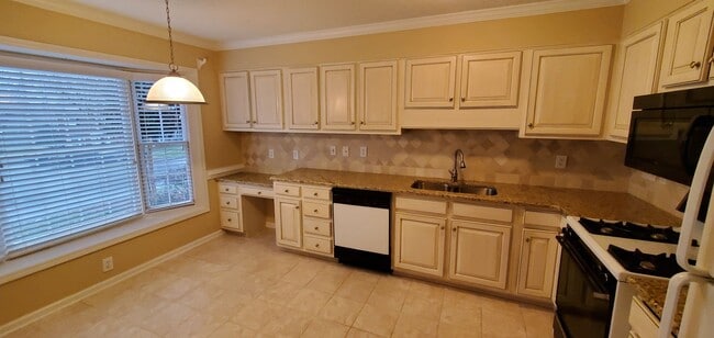 Building Photo - 2 Bedroom 2.5 Bathrooms Townhome