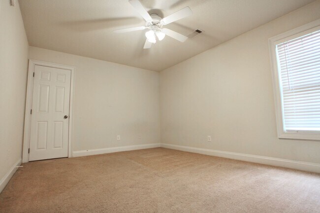 Building Photo - 807 W Longleaf Dr