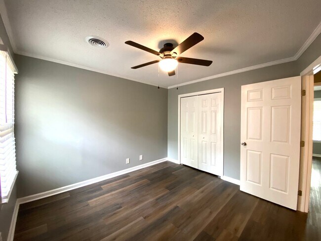Building Photo - 1103 Rosebrook Dr