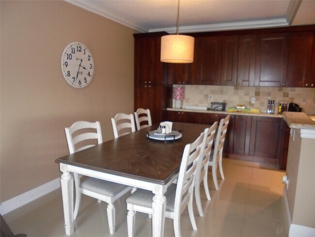 Building Photo - 400 N Riverside Dr