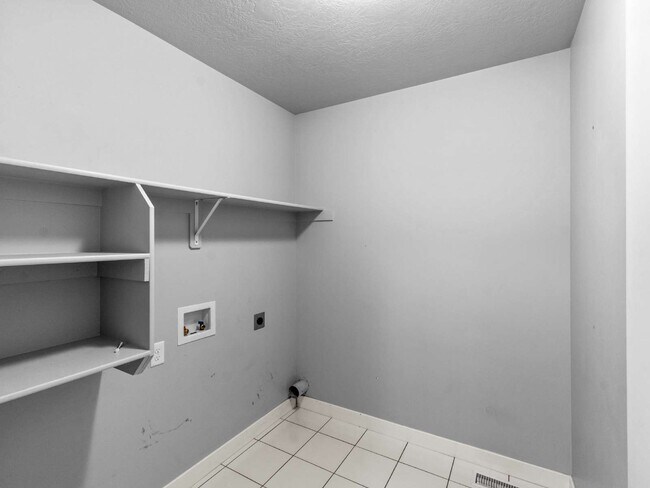 Building Photo - Stunning Bluffdale Home