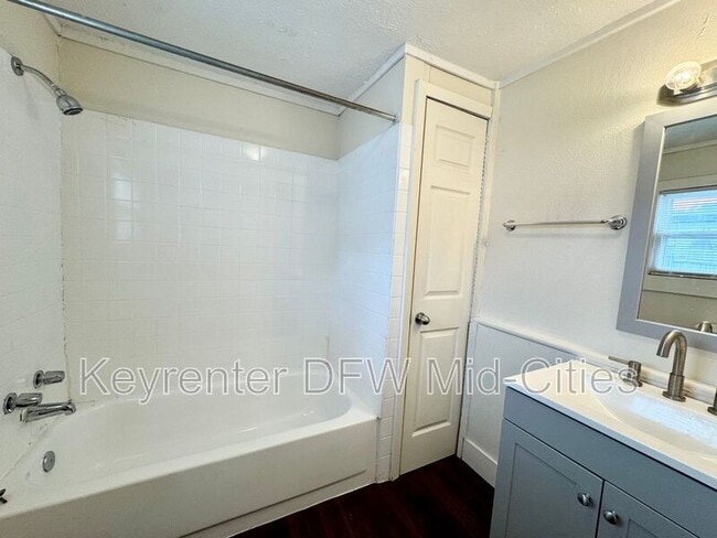 Building Photo - 313 Worthview Dr