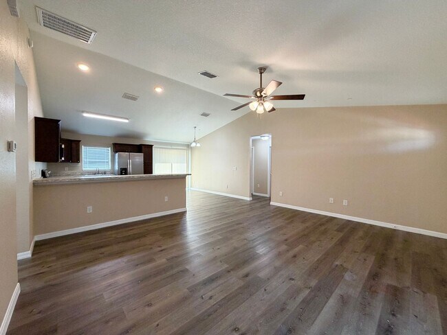 Building Photo - Desirable SE Neighborhood - 3/2/2 Silver Spring Shores **Available NOW**